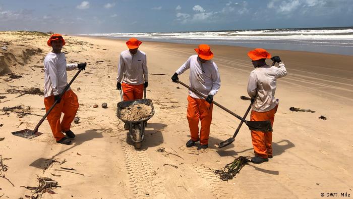 Brasilien Ölklumpen am Strand von Pirambu, Sergipe (DW/T. Milz)