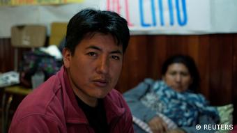 Pumari, líder del comité potosino, junto a otra activista, en huelga de hambre por la anulación del contrato con ACISA. (REUTERS)