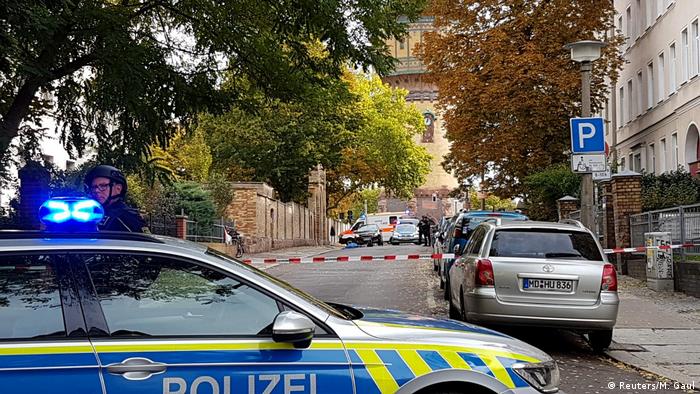 Carro de polícia nas ruas de Halle, na Alemanha