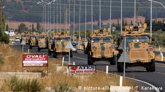 Türkei Hatay Militärkonvoi an der Grenze zu Syrien (picture-alliance/AA/H. T. Karakaya)