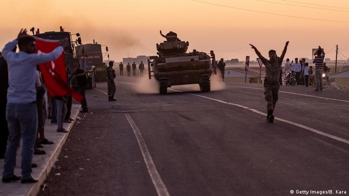 Soldados turcos se preparam para atravessar a fronteira entre Turquia e Síria