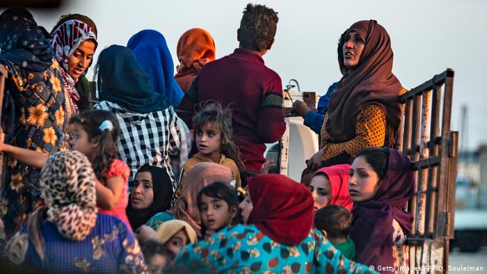 Pessoas deixam região no norte da Síria. UE teme catástrofe humanitária em razão da ofensiva militar da Turquia 