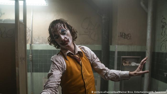 Joaquin Phoenix as Joker (picture-alliance/dpa//Warner Bros. Entertainment/N. Tavernise)