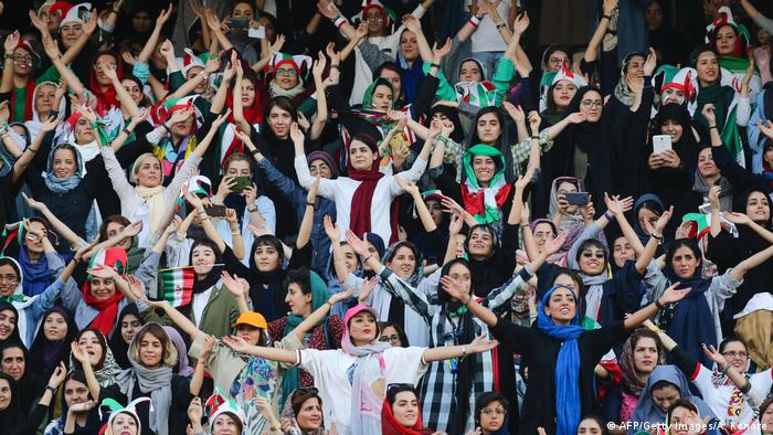 Weibliche iranische Fußballfans im Stadion (AFP/Getty Images/A. Kenare)