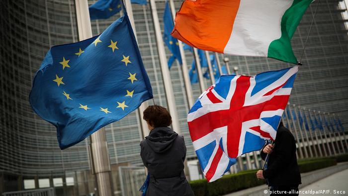 The EU, Irish and UK flags in Brussels (picture-alliance/dpa/AP/F. Seco)