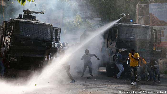 Polícia joga jato d'água contra manifestantes em Porto Príncipe