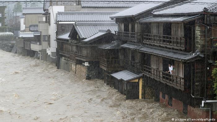 Japan Unwetter l Taifun Hagibis in Ise (picture alliance/dpa/Kyodo)