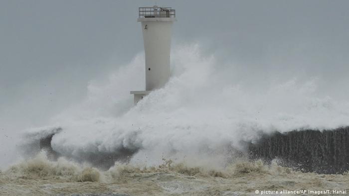 Japan Unwetter l Taifun Hagibis erreicht den Hafen von Kiho (picture alliance/AP Images/T. Hanai)