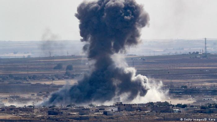 Syrien| Rauchwolke nach Luftangriff über Ras al-Ain (Getty Images/B. Kara)