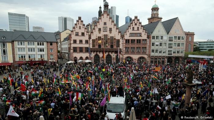 Deutschland Kurden demonstrieren gegen die türkische Militäroffensive | Frankfurt am Main (Foto: Reuters/R. Orlowski)