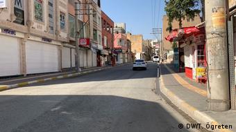 Nusaybin merkezindeki sokaklar adeta terk edilmiş gibi.