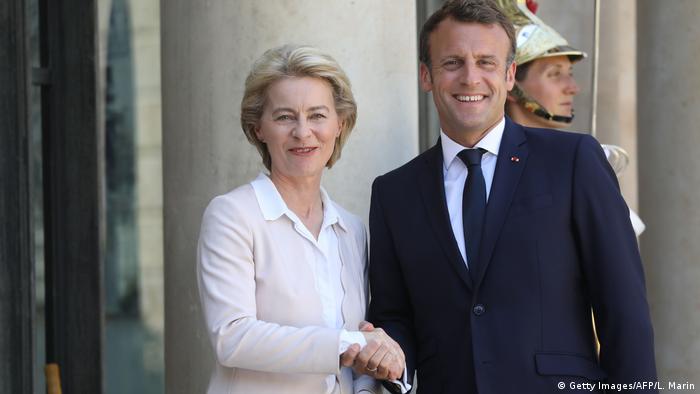 Frankreich Paris | Emmanuel Macron und Ursula von der Leyen (Getty Images/AFP/L. Marin)