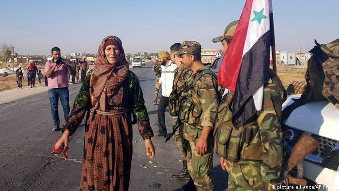 Syrien Tal Tamr Syrische Armee trifft in Kurdengebieten ein (picture alliance/AP Photo)