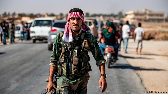 Syrien Soldat der Armee in Tal Tamr (AFP/D. Souleiman)
