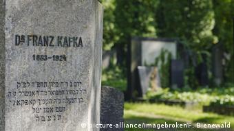 Grabstein von Franz Kafka mit lateinischer und hebräischer Inschrift (picture-alliance/imagebroker/F. Bienewald)
