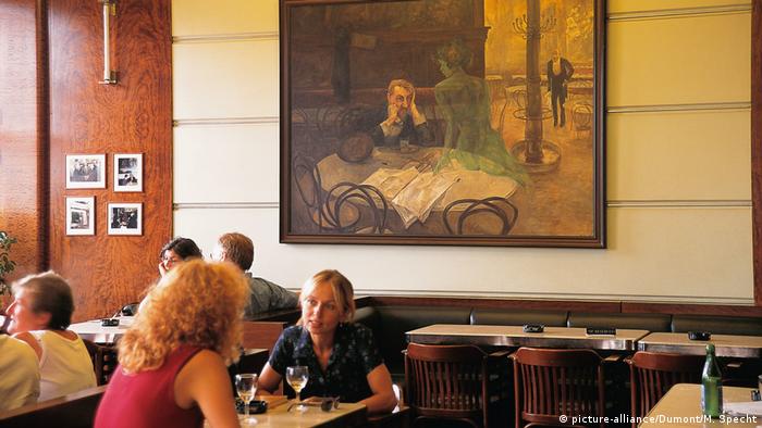 Frauen sitzen im Cafe Slavia (picture-alliance/Dumont/M. Specht)