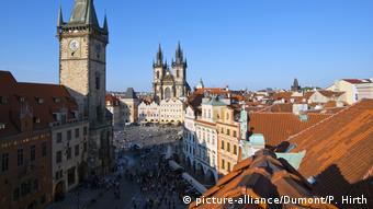 Tschechien Tourismus in Prag Rathaus und Teynkirche (picture-alliance/Dumont/P. Hirth)