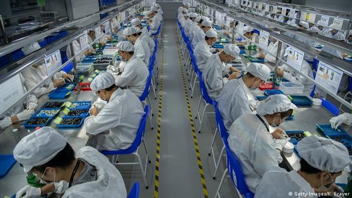 China Shenzen Fabrik Produktion Arbeiter (Getty Images/K. Frayer)