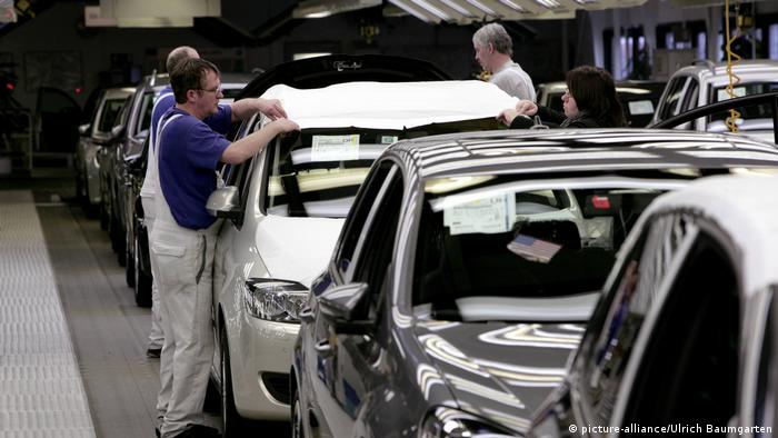 A VW Golf A6 on the assembly line (picture-alliance/Ulrich Baumgarten)