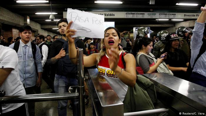 Chile: Demonstranten protestieren gegen den Anstieg der U-Bahn-Ticketpreise in Santiago (Reuters/C. Vera)