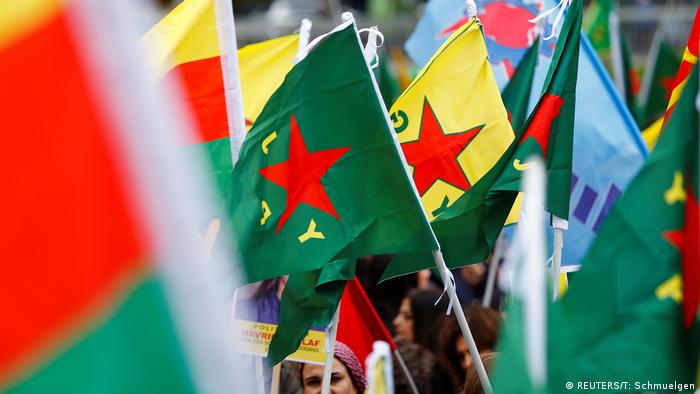 Kurdische Demonstranten protestieren gegen die Militäraktion der Türkei im Nordosten Syriens in Köln