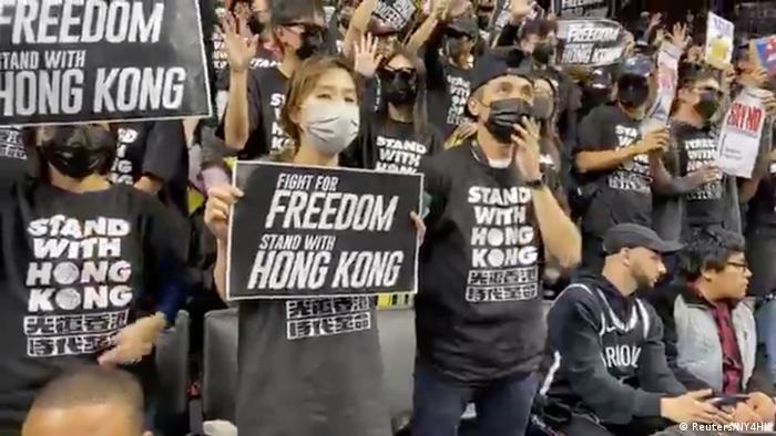 Protesto pró-Hong Kong de torcedores em jogo de basquete da NBA nos Estados Unidos
