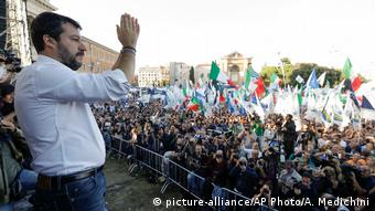 Ο Σαλβίνι σε συνάντηση οπαδών στη Ρώμη. Δεν θα χάσει την ευκαιρία για να ξανάρθει στα πολιτικά πράγματα, εάν το επιτρέψει το εκλογικό αποτέλεσμα στην Ούμπρια