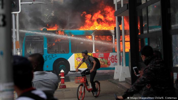 Chile Ausnahmezustand nach Unruhen wegen Fahrpreis-Erhöhungen in Santiago (Imago-Images/Aton Chile/S. Cisternas)