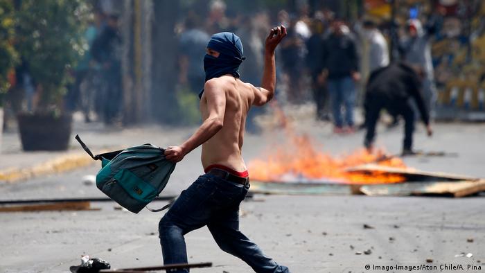 Chile Ausnahmezustand nach Unruhen wegen Fahrpreis-Erhöhungen in Santiago (Imago-Images/Aton Chile/A. Pina)