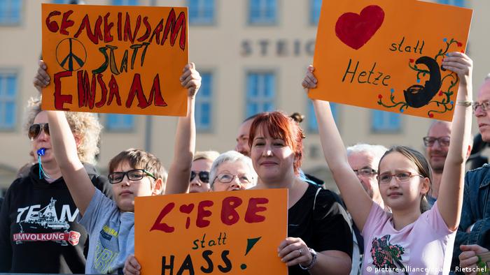 Deutschland Protest gegen Pegida in Dresden zum fünfjährigen Bestehen (picture-alliance/dpa/M. Rietschel)