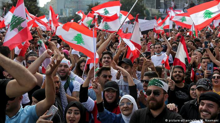Libanon Vierter Tag mit Protesten - «Wir vertrauen euch nicht» (picture-alliance/dpa/M. Naamani)