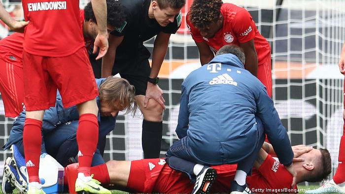 Niklas Süle se machuca em partida do Bayern contra o Augsburg pela Bundesliga