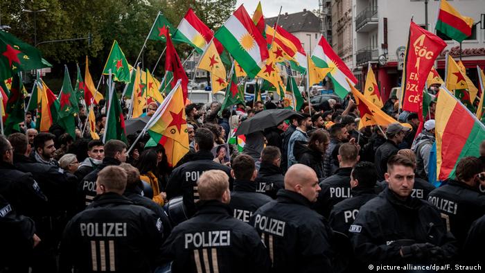Ekim ayında Barış Pınarı harekatına karşı Köln'de düzenlenen bir gösteri.