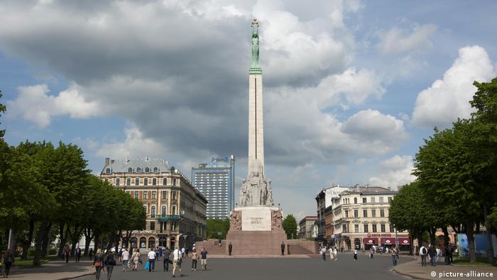 Freedom Monument in Riga on a cloudy day (picture-alliance)