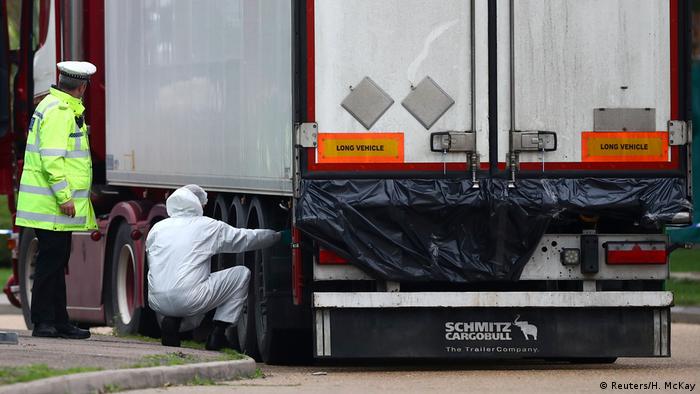 La Policía investiga el hallazgo de 39 cadáveres en un camión contenedor en Gran Bretaña. (23.10.2019).
