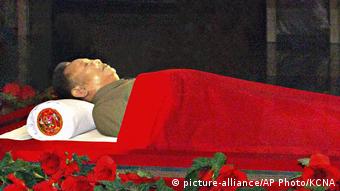 Nordkorea 2011 | einbalsamierter Körper von Kim Il Sung (picture-alliance/AP Photo/KCNA)