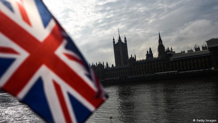 Großbritannien Flagge & Houses of Parliament in London (Getty Images)