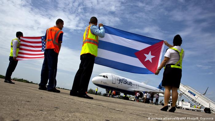 Август, 2016: кубинци приветстват първия комерсиален полет от САЩ след прекъсване от над половин век