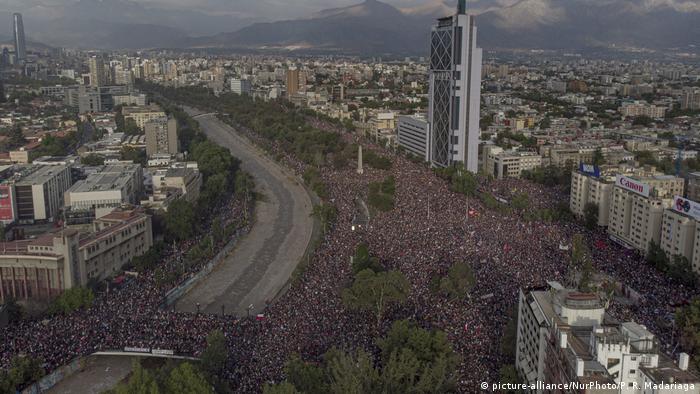 Şili'nin başkenti Santiago'da cuma günü yaklaşık 1 milyon kişinin katıldığı gösteri