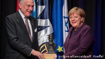 Merkel'e ödülünü WJC Başkanı Ronald S. Lauder verdi