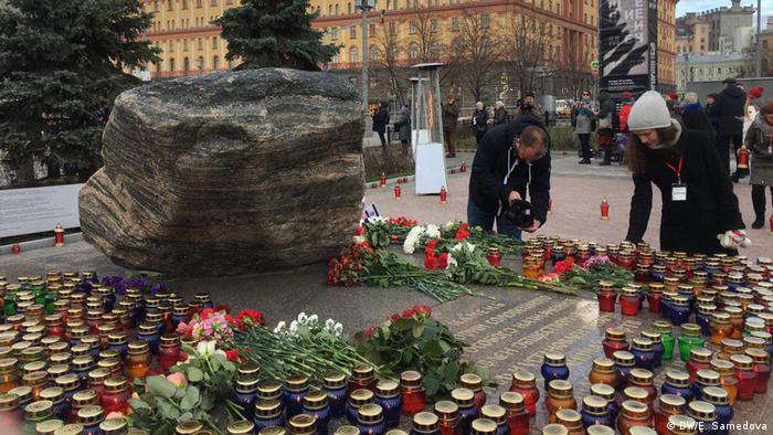 Акция Возвращение имен у Соловецкого камня на Лубянской площади в Москве, 29 октября 
