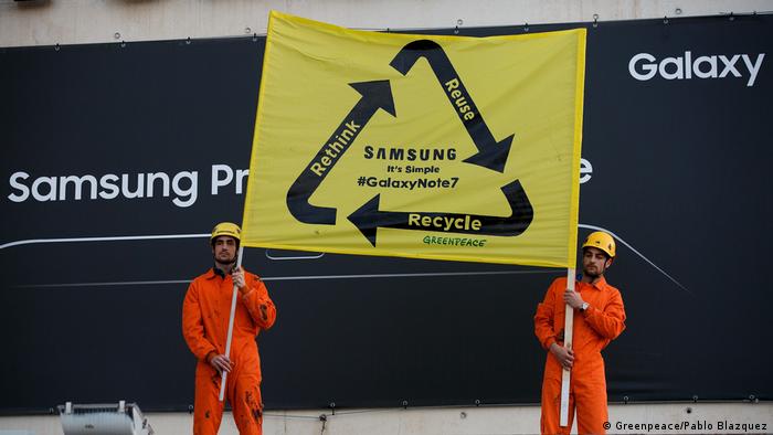Manifestantes do Greenpeace exigem que a Samsung recicle smartphones com defeito
