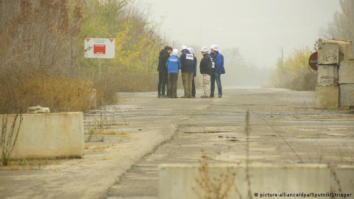 Membros da OSCE aguardam retiradas de tropas em Lugansk, no leste ucraniano