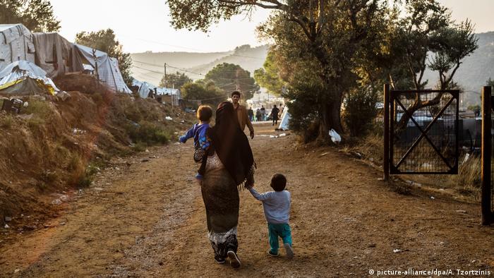 A woman with child at the Greek migrant camp of Moria (picture-alliance/dpa/A. Tzortzinis)