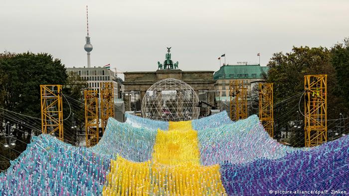 Художественная инсталляция к 30-летию падения Берлинской стены в центре столицы Германии 