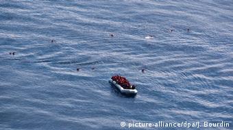 Symbolbild Rettung von Migranten vor der Küste Libyens (picture-alliance/dpa/J. Bourdin)