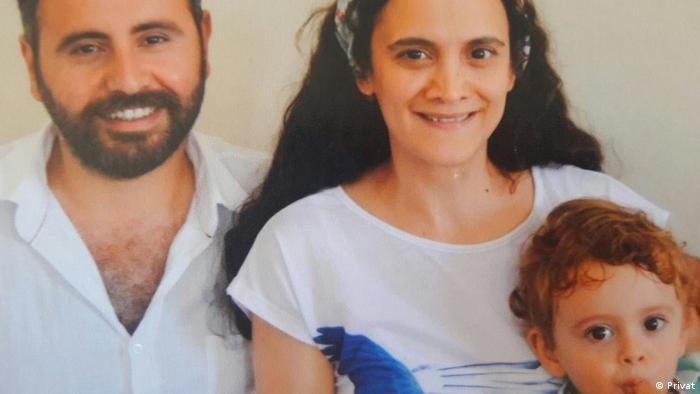 Babası Cengiz Zaza Akbaba ile cezaevindeki annesi Gülistan Diken Akbaba'yı ziyaret eden Miraz Akbaba