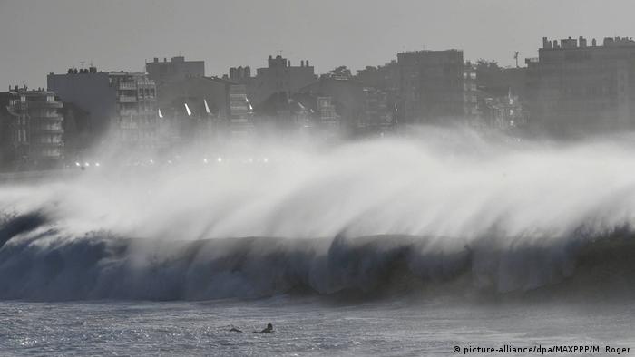 Strong waves lash France's Les Sables d'Olonne