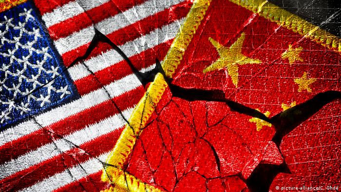 Fahnen von USA und China auf gebrochenem Glas, Handelskrieg (picture-alliance/C. Ohde)
