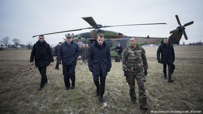 Frankreich Präsident Emmanuel Macron besucht Militärmanöver (picture-alliance/abaca/E. Blondet)